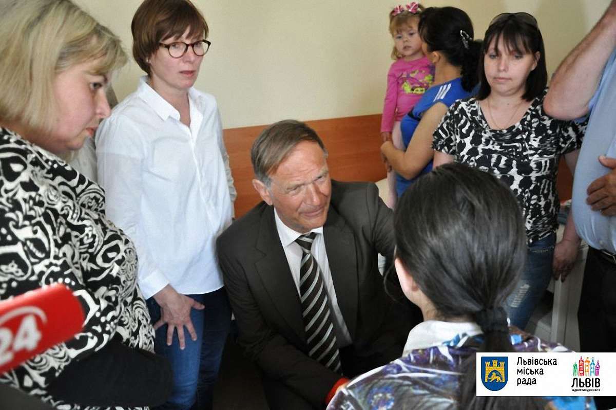 Відомий пластичний хірург з Німеччини три дні безкоштовно оперуватиме дітей у Львові