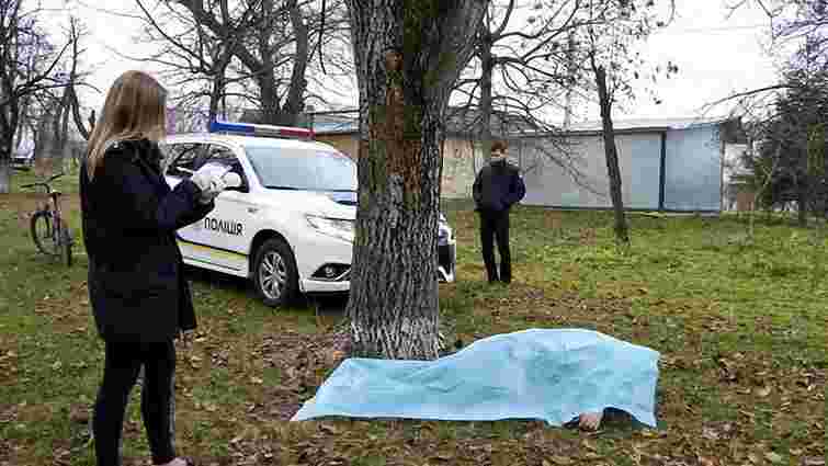 Внаслідок падіння з дерева у Золочеві загинув 58-річний чоловік