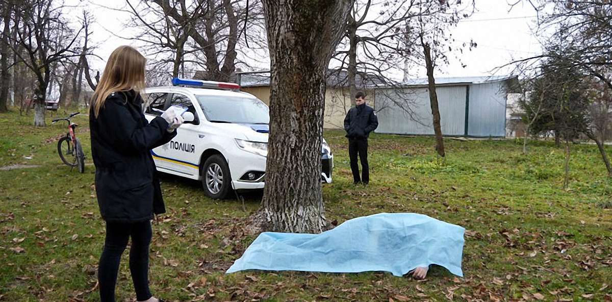 Внаслідок падіння з дерева у Золочеві загинув 58-річний чоловік