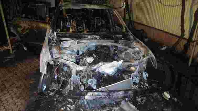 В Ужгороді згоріли два автомобілі екс-керівника закарпатського управління СБУ