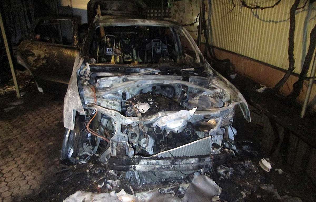 В Ужгороді згоріли два автомобілі екс-керівника закарпатського управління СБУ