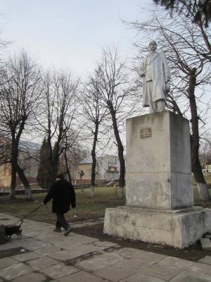 В Чернівцях демонтували пам’ятник радянському письменнику Максиму Горькому, фото Дмитра Сірмана / Facebook