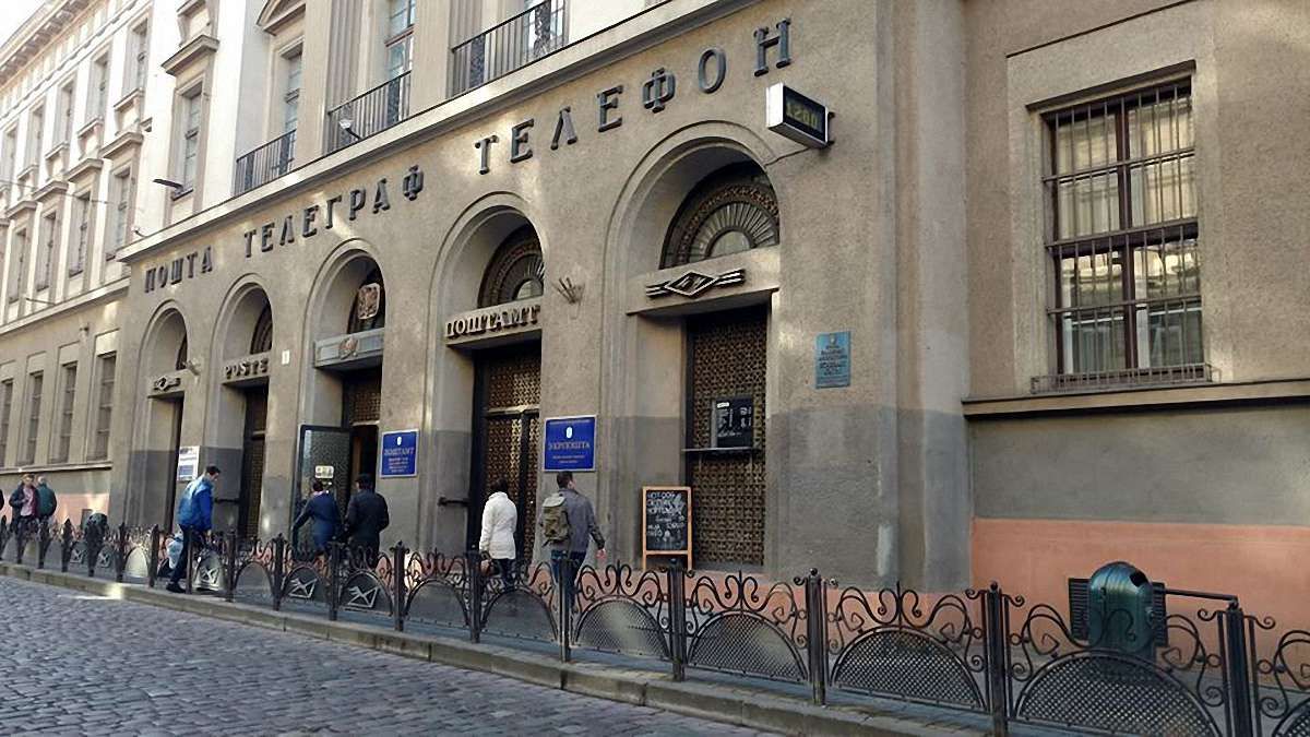Мерія оштрафувала підприємця, який прорізав вікно у ґратах Головної пошти