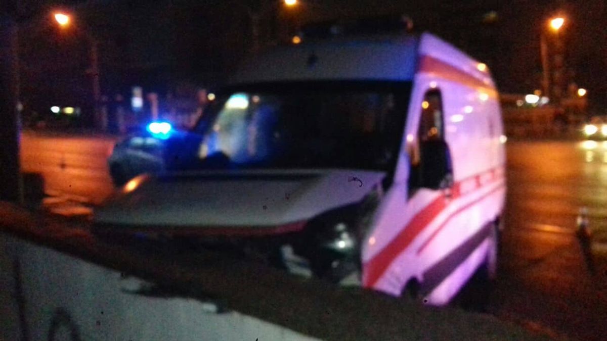 У Львові карета швидкої в’їхала в огорожу підземного переходу