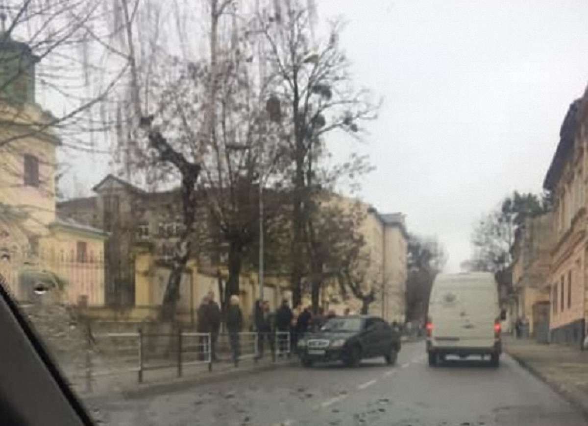 У Львові на вул. Жовківській автомобіль збив школярку