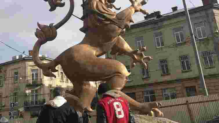 У День студента скульптуру найбільшого львівського лева вперше одягнуть в академічну мантію