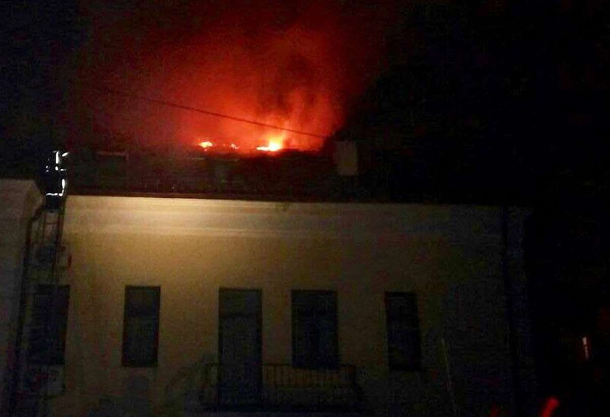 У Львові виникла пожежа на даху ПриватБанку