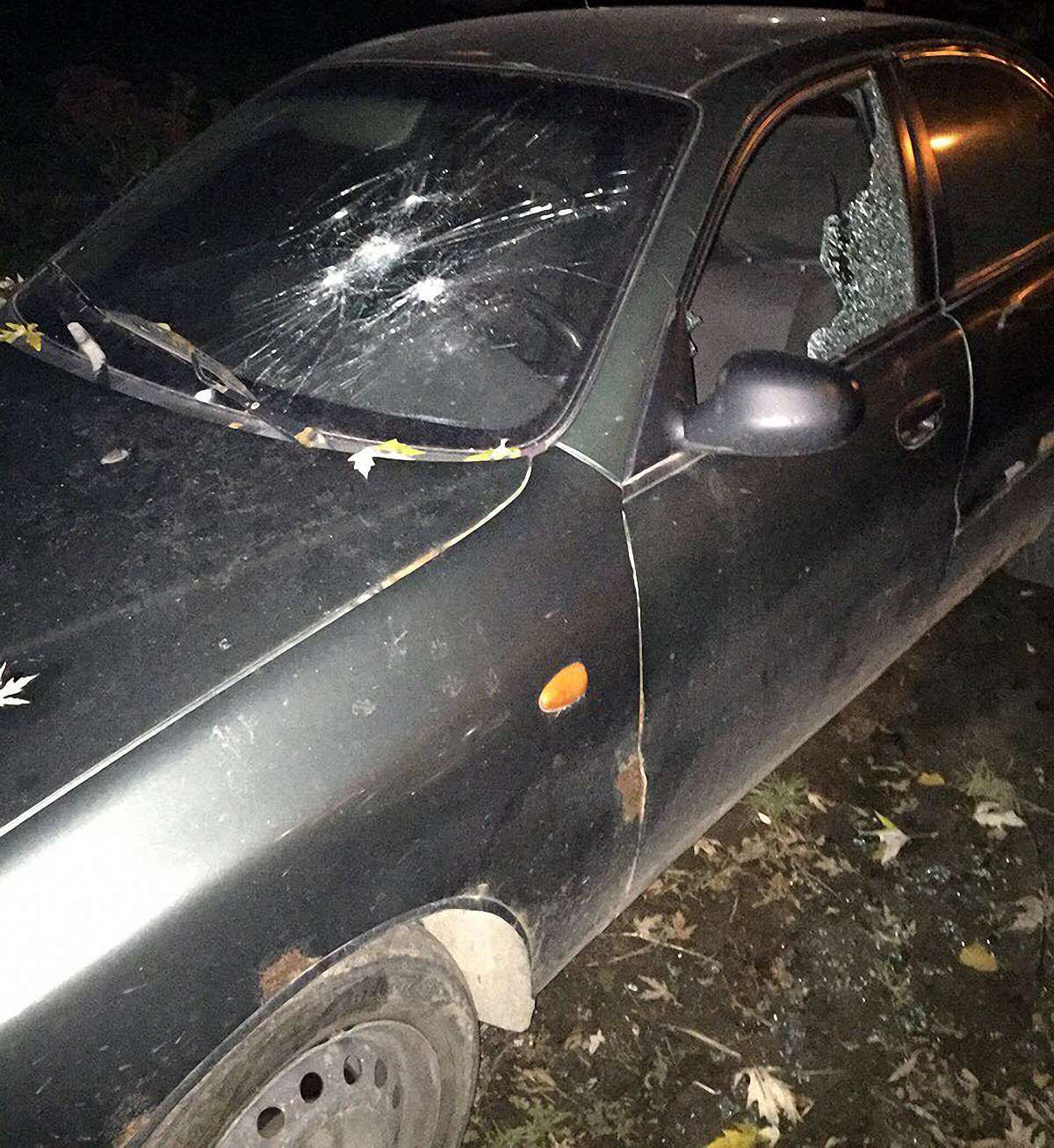 На Сихові нетверезий 41-річний чоловік із пістолета розстріляв припарковані авто сусідів