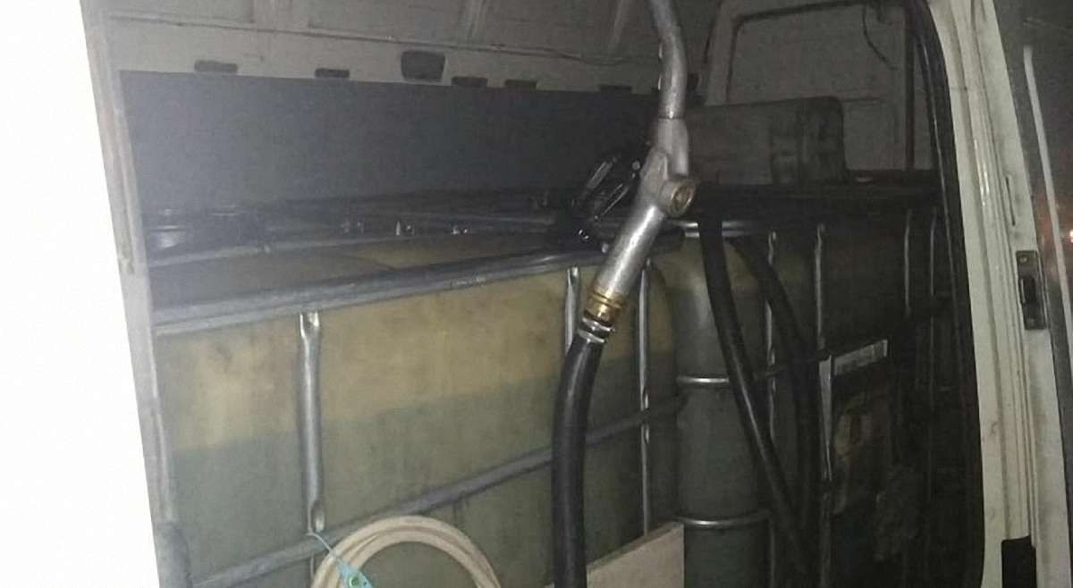 У Львові патрульні виявили мобільну заправку без документів