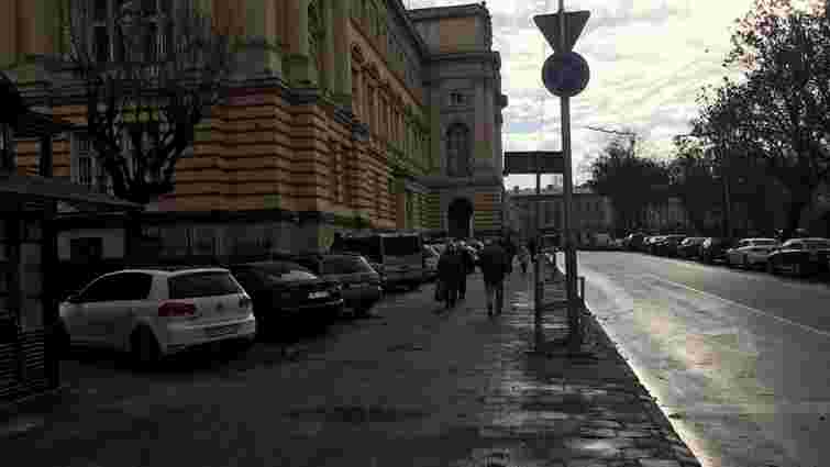 Незаконну парковку біля Львівського університету ліквідують наступного року