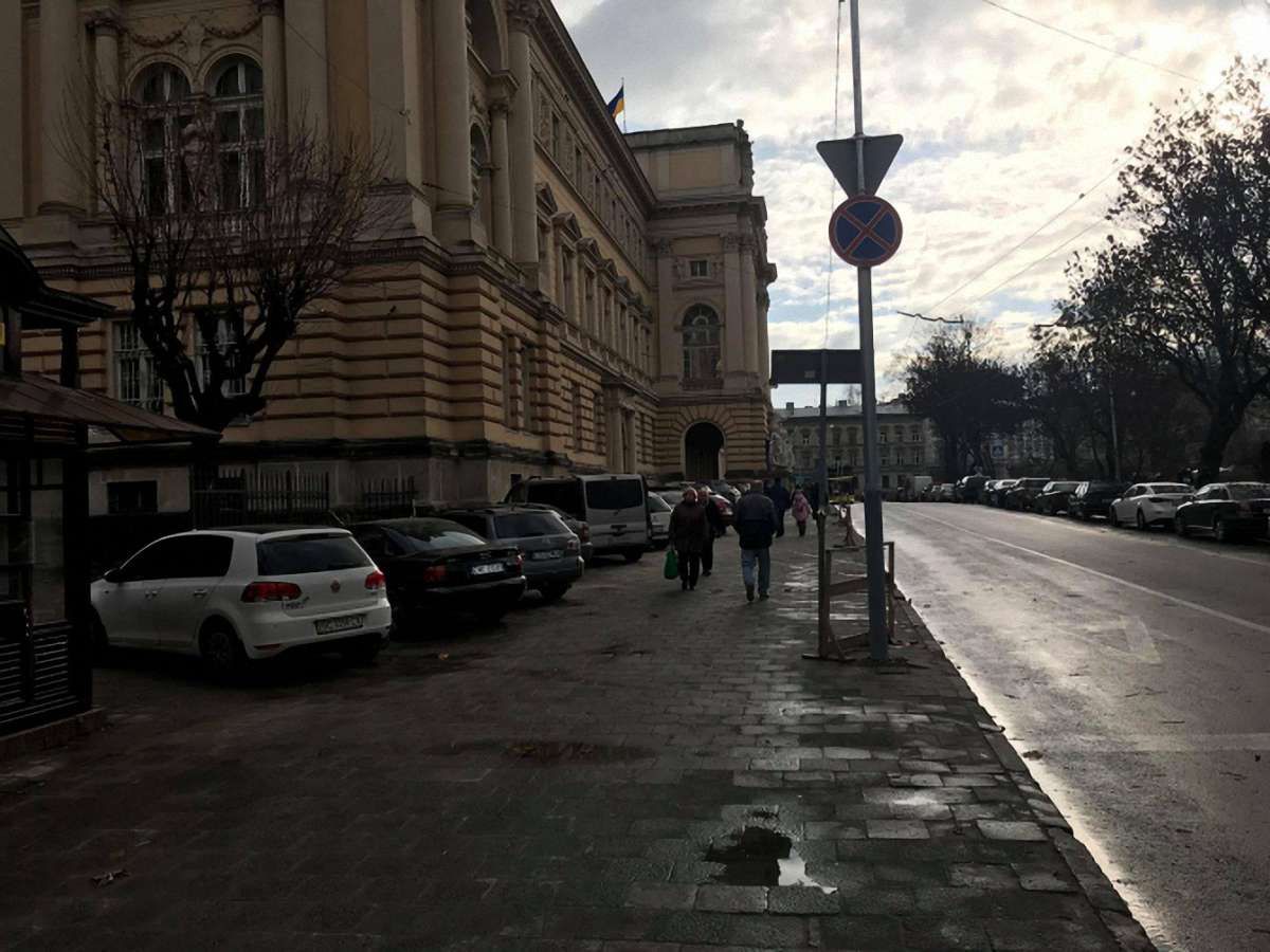 Незаконну парковку біля Львівського університету ліквідують наступного року