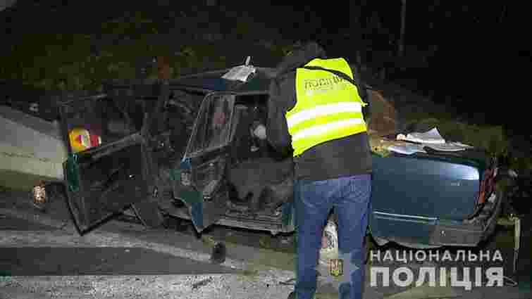 На Вінниччині троє людей загинули внаслідок зіткнення автомобіля з опорою моста