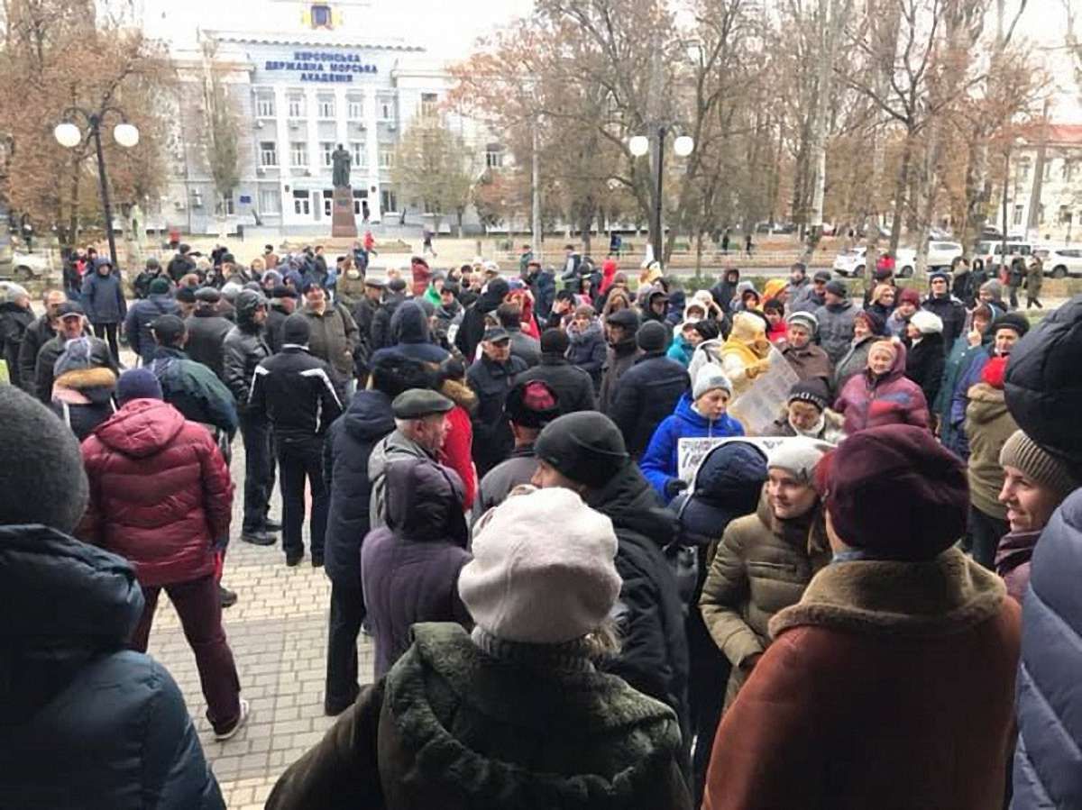 У Херсоні люди вийшли на протест через підняття вартості проїзду у маршрутках 