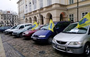Кількадесят активістів «Авто Євро Сили» розпочали акцію протесту біля львівської мерії