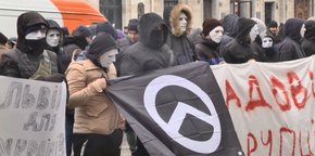 Приїжджі праворадикали в масках влаштували вуличну акцію біля львівської мерії