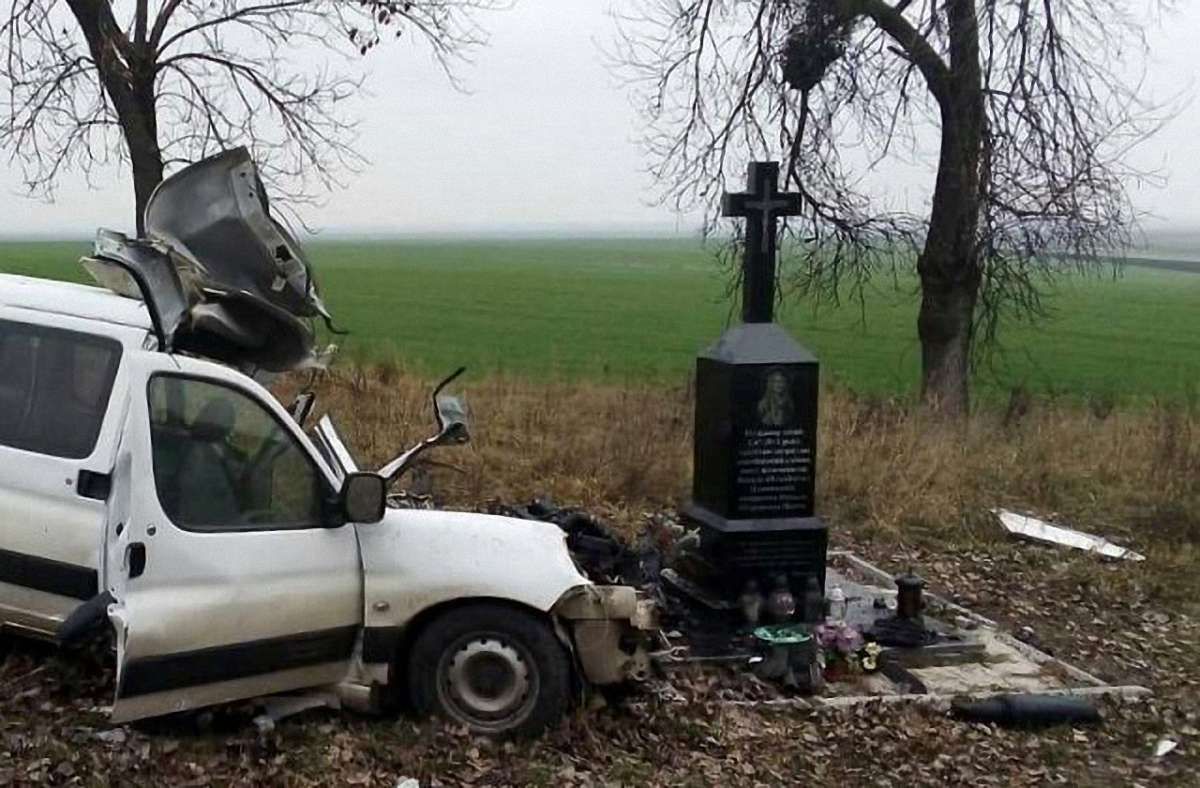 На Золочівщині внаслідок зіткнення з рейсовим автобусом загинув водій автомобіля