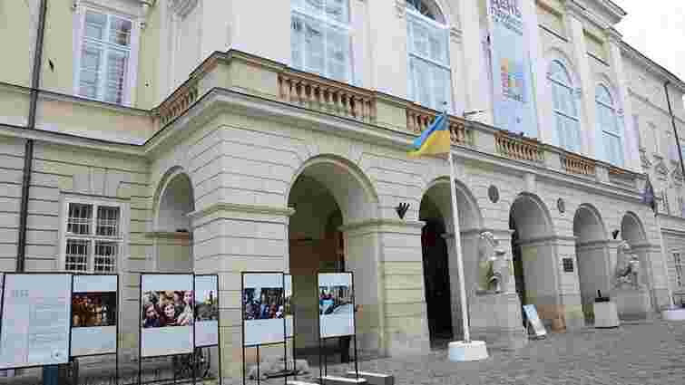 На площі Ринок просто неба відкрили виставку «Революція Гідності у Львові»