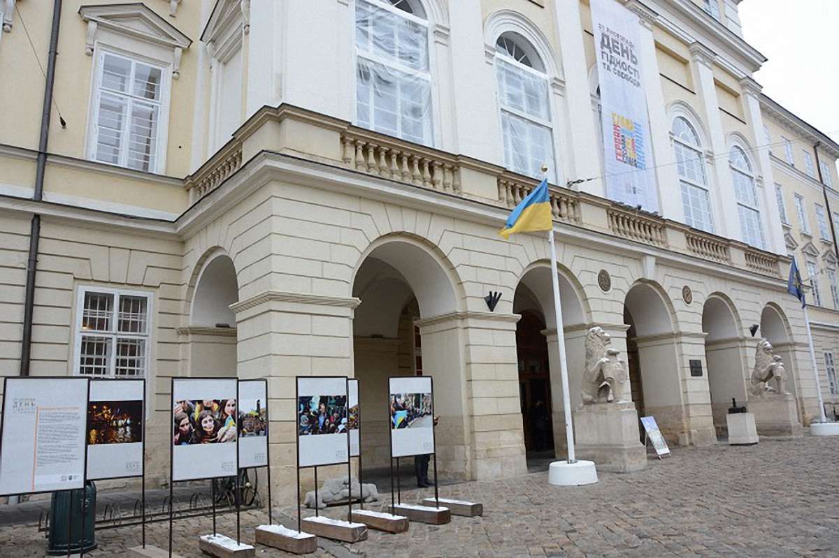 На площі Ринок просто неба відкрили виставку «Революція Гідності у Львові»