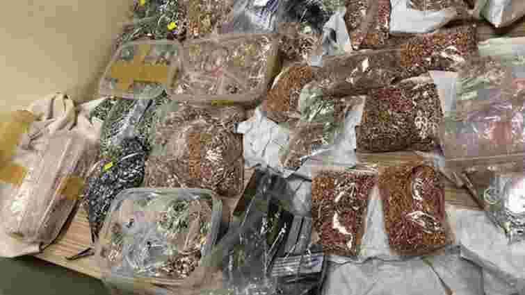 У львівському аеропорту СБУ затримала чоловіка з 17 кг золотих виробів