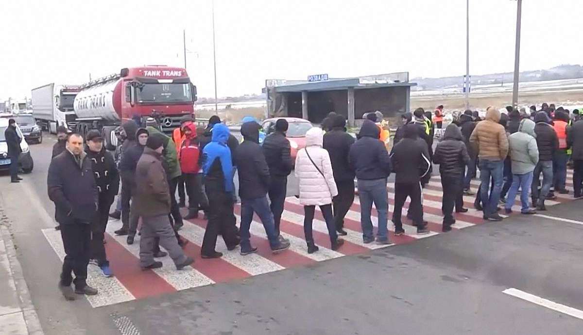 Аваков оголосив про примусове розблокування доріг, які перекрили «євробляхери»