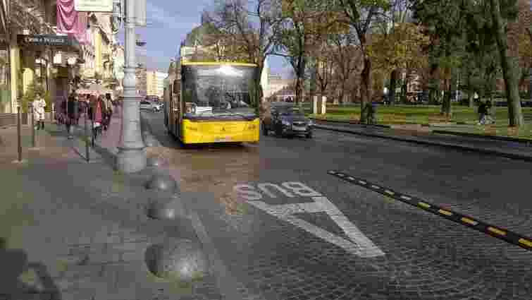На семи львівських вулицях облаштують смуги для руху громадського транспорту