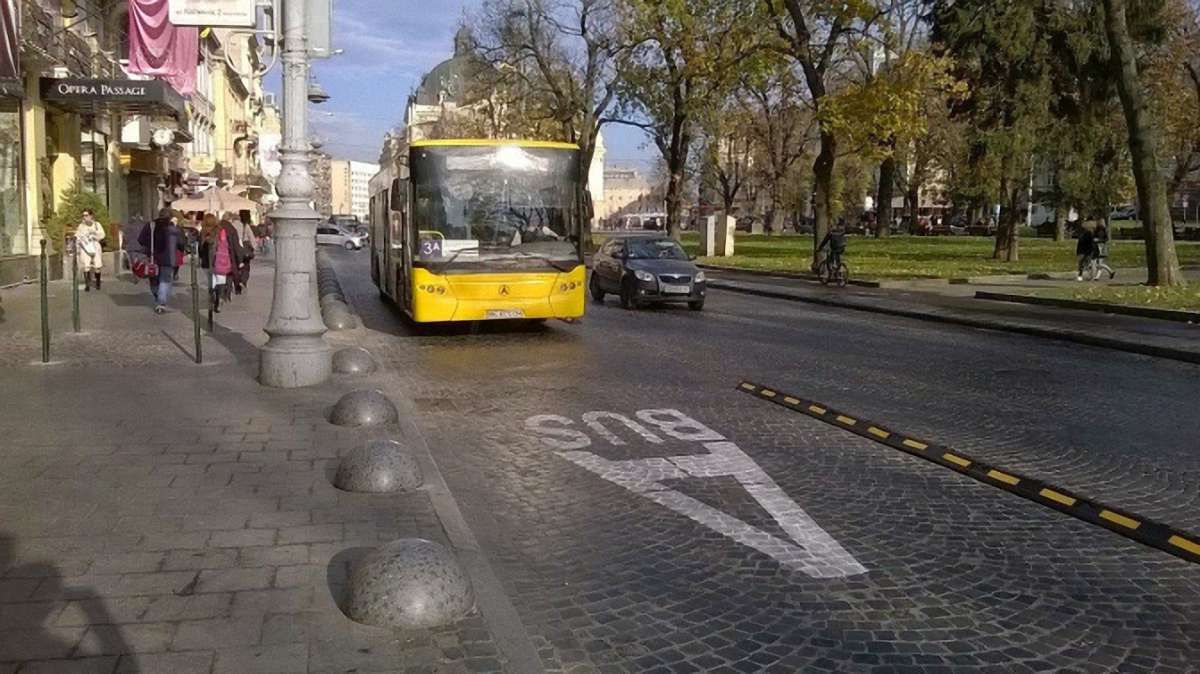 На семи львівських вулицях облаштують смуги для руху громадського транспорту