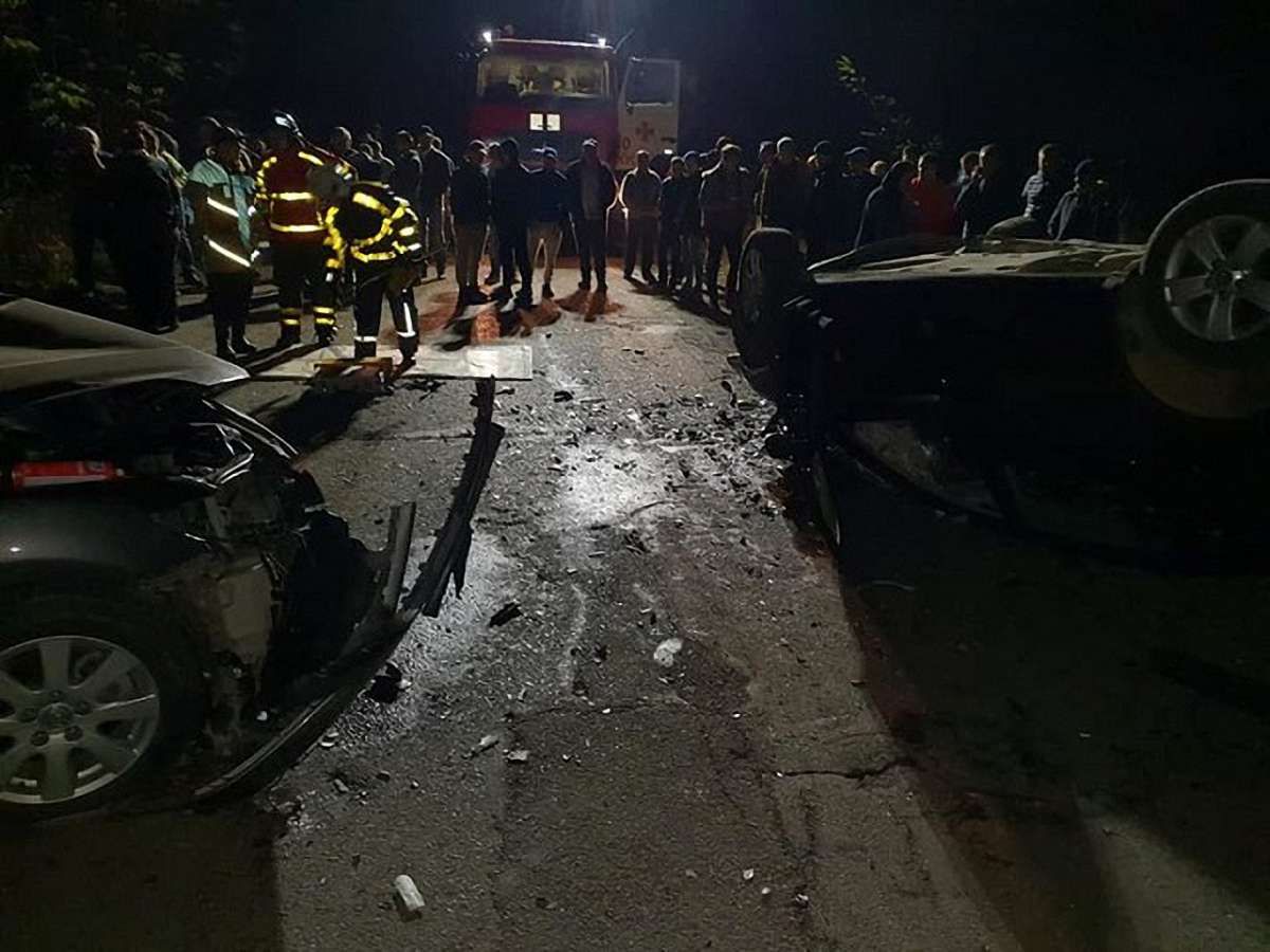 На Закарпатті у ДТП з перекиданням авто загинуло двоє чоловіків, ще двох травмовано