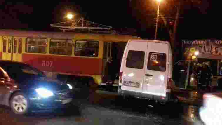 У Запоріжжі в результаті зіткнення маршрутки і трамвая постраждали п'ятеро людей