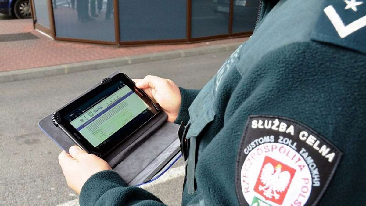У Польщі викрили митників, котрі брали хабарі від українців за повернення Tax free