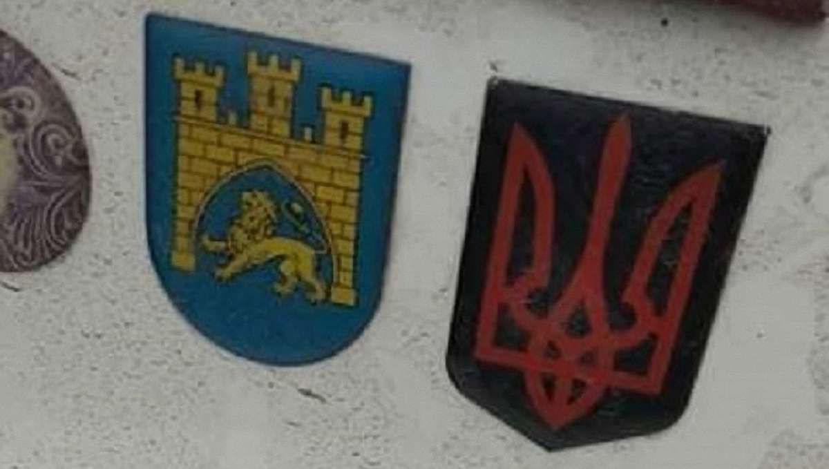Польська поліція порушила справу проти львів’янина через наклейку з тризубом на авто