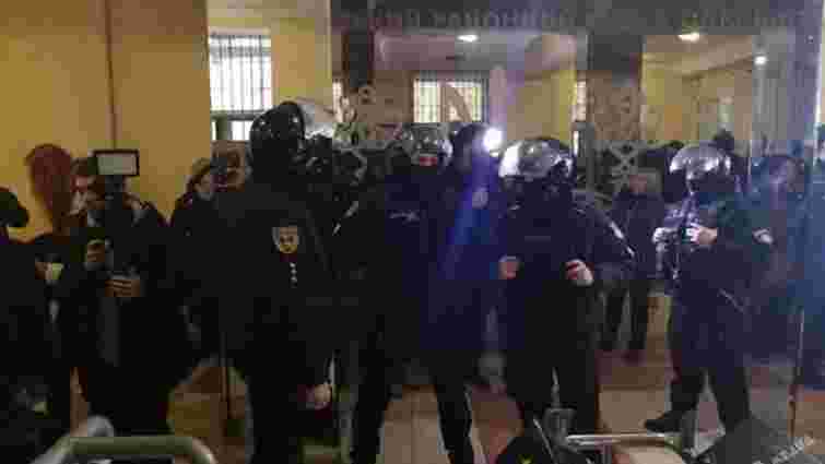 Поліція затримала 49 осіб через масову бійку в райсуді Одеси