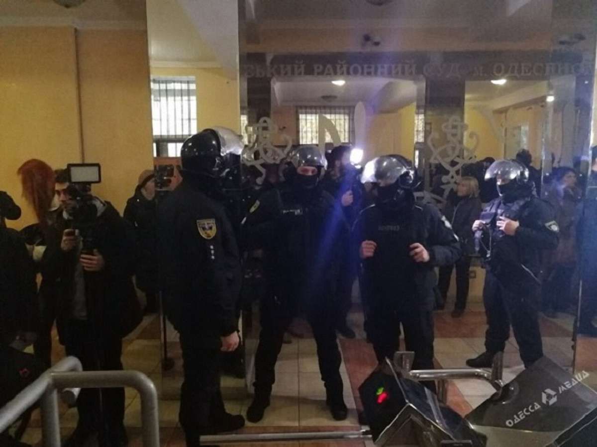 Поліція затримала 49 осіб через масову бійку в райсуді Одеси