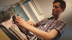 «Спочатку я прикладав один до одного шматочки тканин. Так і виходили мої перші наплічники»