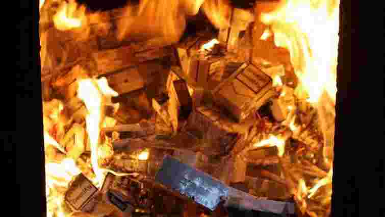 Львівські митники спалили партію конфіскованих сигарет на півмільйона гривень
