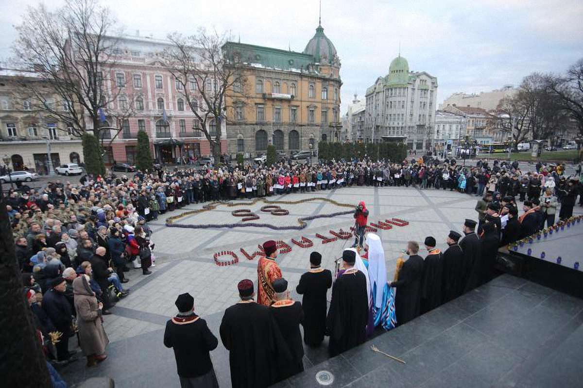 У Львові вшанували пам’ять жертв Голодоморів. Фото дня