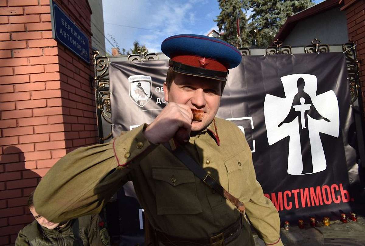 До роковин Голодомору біля консульства Росії у Львові провели акцію з переодягненим енкаведистом