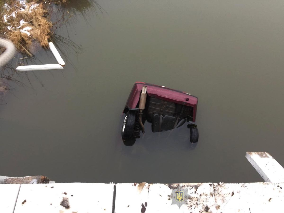 В ДТП на Рівнещині двоє людей загинули, злетівши з моста у водойму