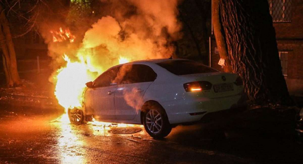 В Києві спалили автомобіль, що належить посольству Росії