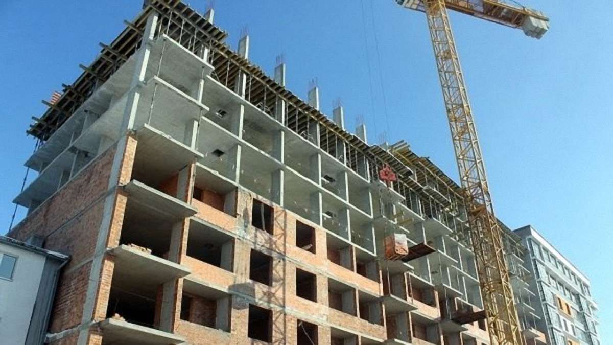 На будівництві у Львові на робітника впала металева конструкція