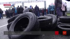 Протестувальники перестали пропускати автомобілі у пункті пропуску «Краківець»