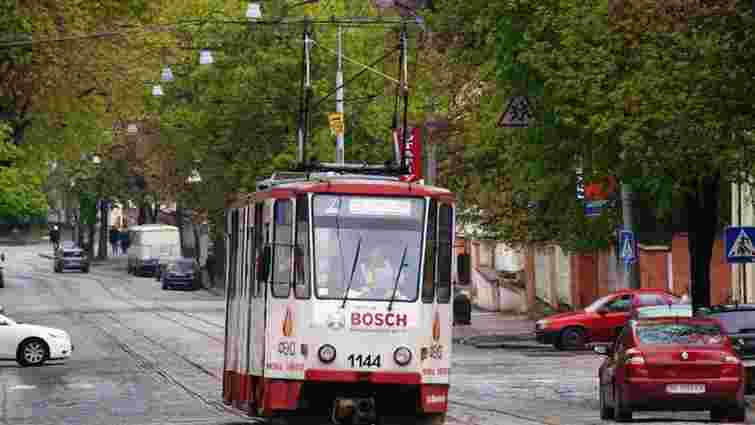 У львівському трамваї №7 вандали напідпитку відірвали сидіння