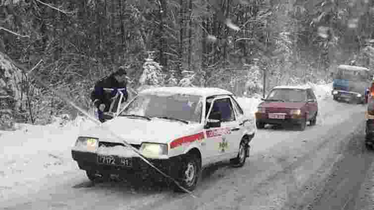 На ускладнених ділянках доріг Львівщини рятувальники допомагають автомобілістам
