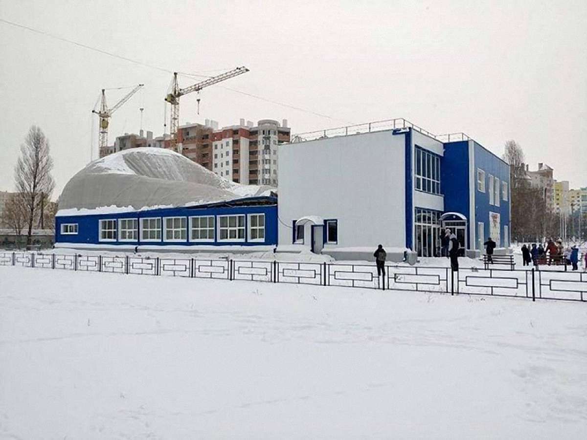 Дах недавно побудованого спорткомплексу під Києвом обвалився під час занять