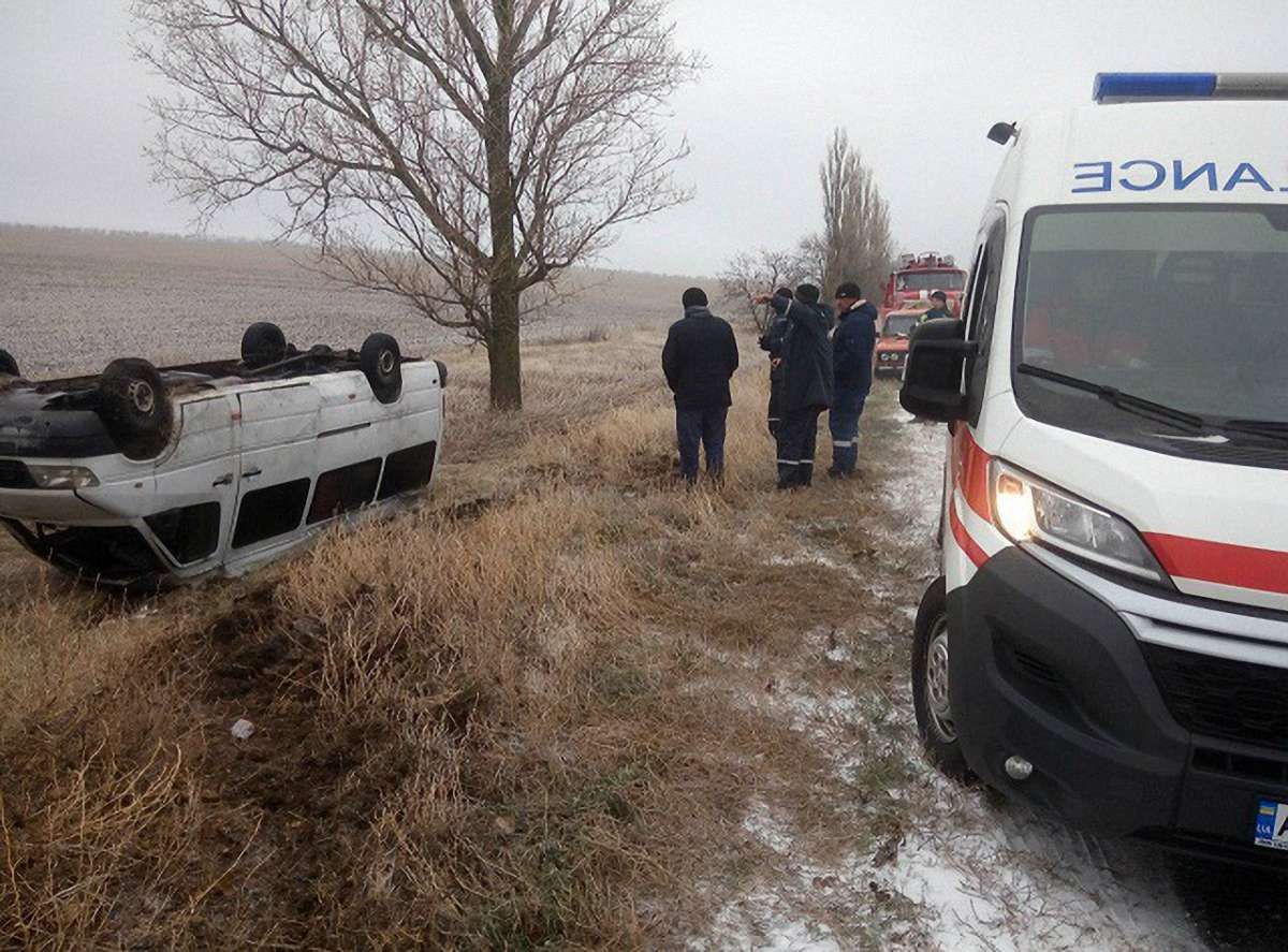 У Запорізькій області перекинулася маршрутка з пасажирами, є постраждала