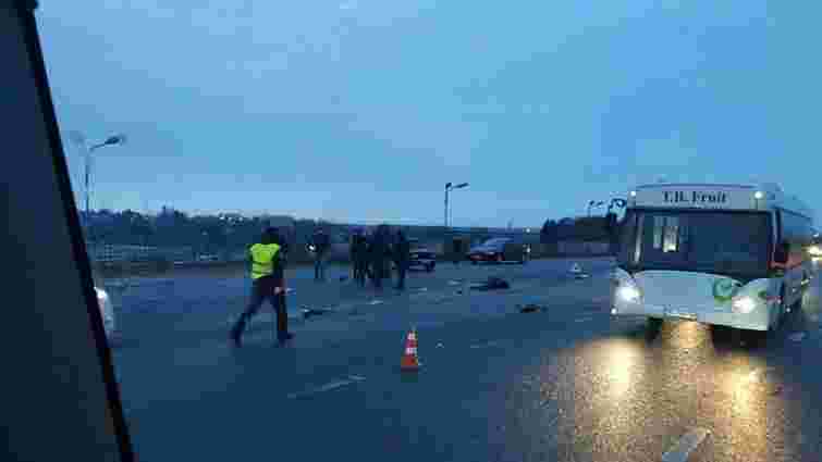 У ДТП на Скнилівському мості у Львові загинув пасажир автомобіля ВАЗ