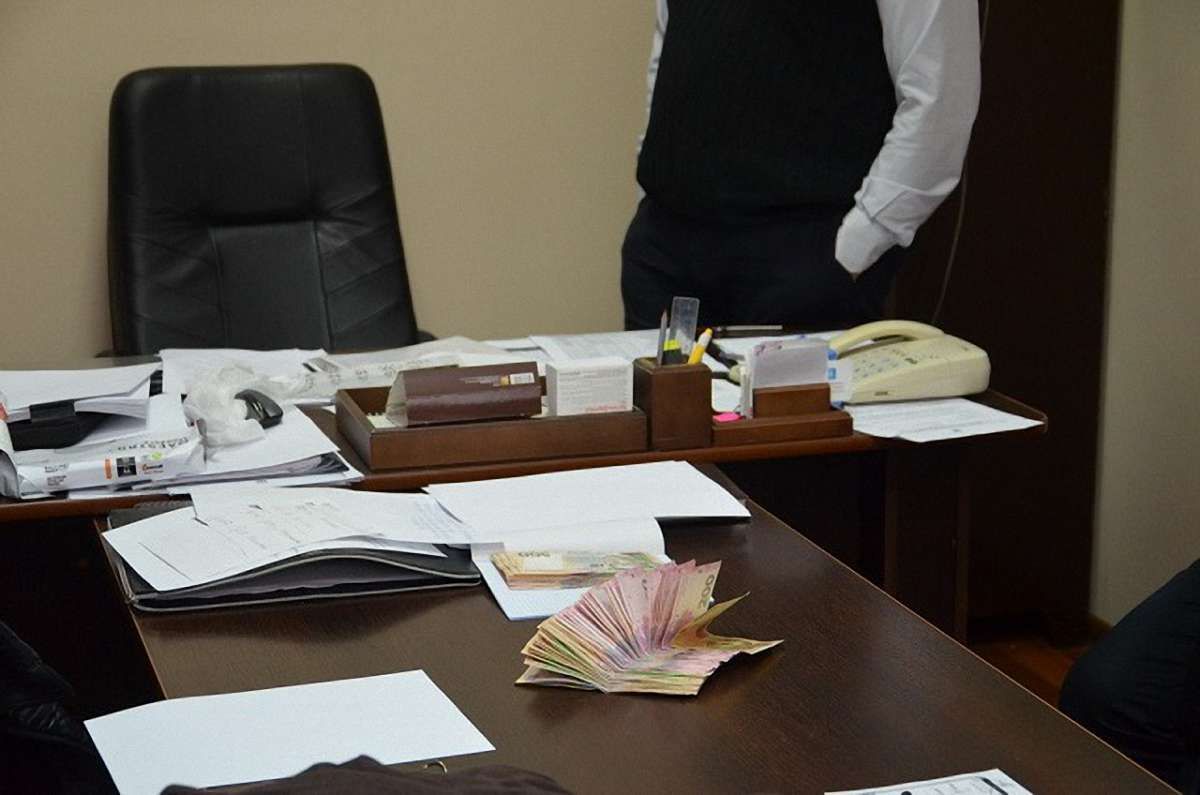Керівник бюро судмедекспертизи в Івано-Франківську вимагав «відкати» з премій підлеглих