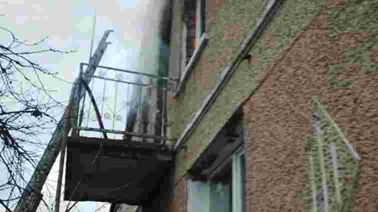 Пожежники врятували матір з трьома дітьми з палаючого будинку у Радехові
