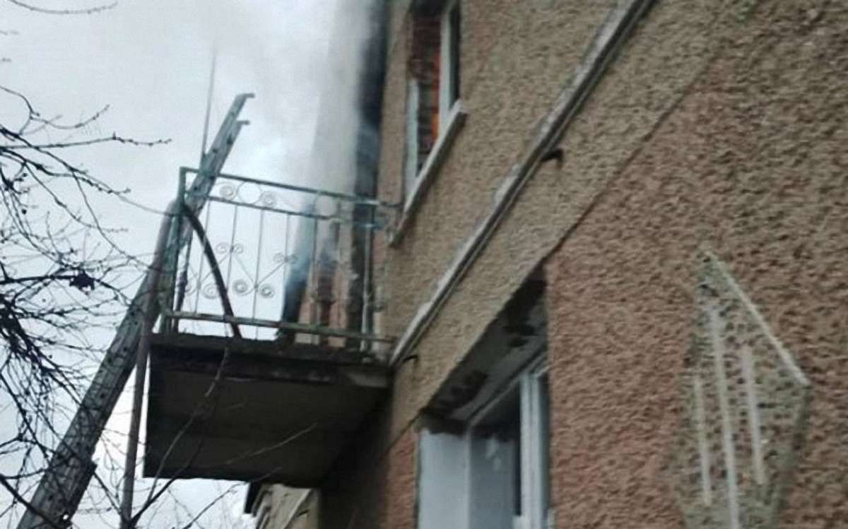 Пожежники врятували матір з трьома дітьми з палаючого будинку у Радехові