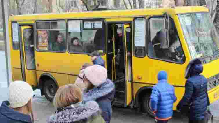 Водій маршрутки на Тернопільщині врятував пасажира з інсультом