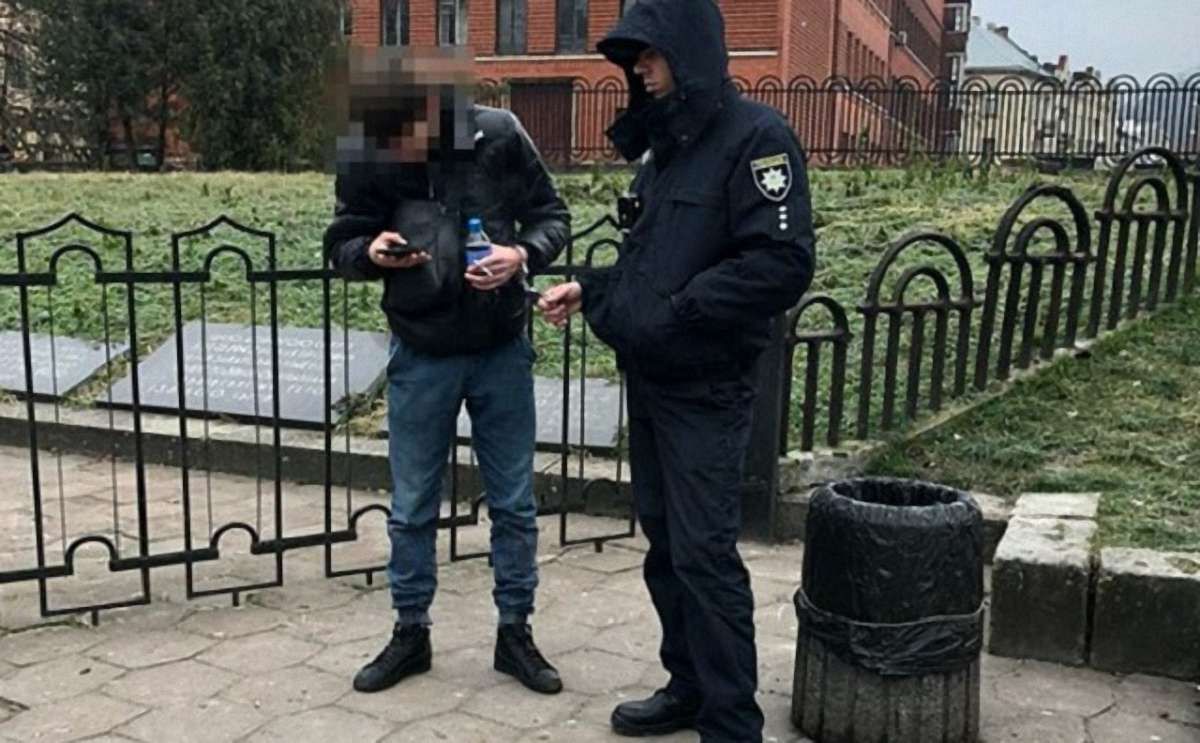 Львів'янин вкрав телефон у пасажирки маршрутки і на колінах просив у неї вибачення